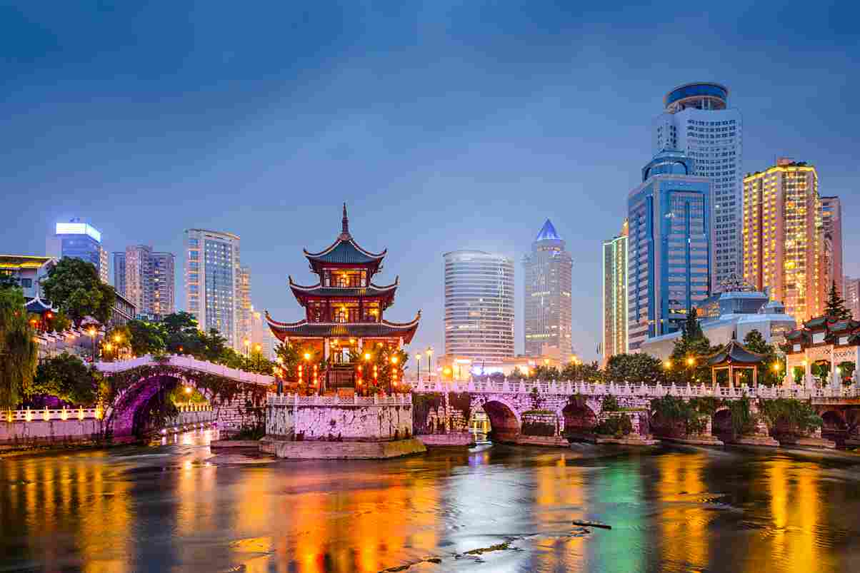Historischer Jiaxiu Pavillon in Guiyang, malerisch gelegen am Nanming Fluss in China.
